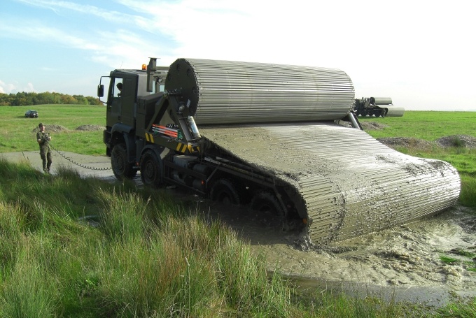 Xe tai tu tao duong, chay duoc moi dia hinh hinh anh