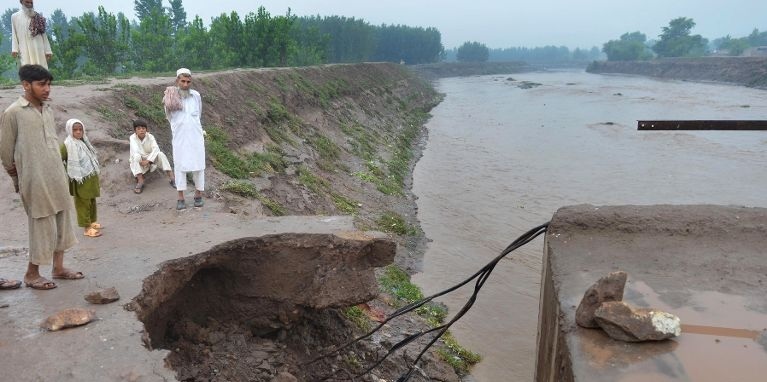 Co chup anh selfie, 3 nguoi thiet mang hinh anh