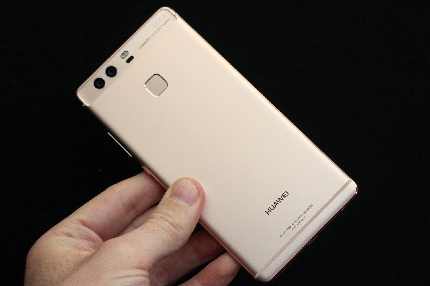 Huawei P9 duoc binh chon la smartphone tot nhat chau Au hinh anh