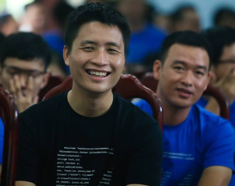 Cau chuyen sau doan code tren dong phuc nhan vien Zalo hinh anh