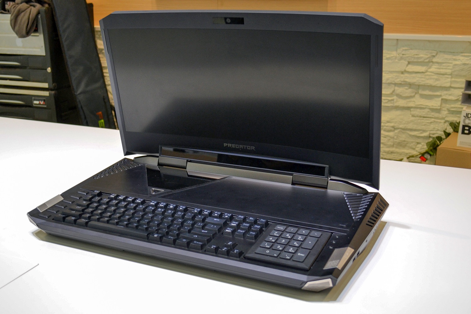 Laptop man hinh cong dau tien tren the gioi gia 4.000 USD hinh anh