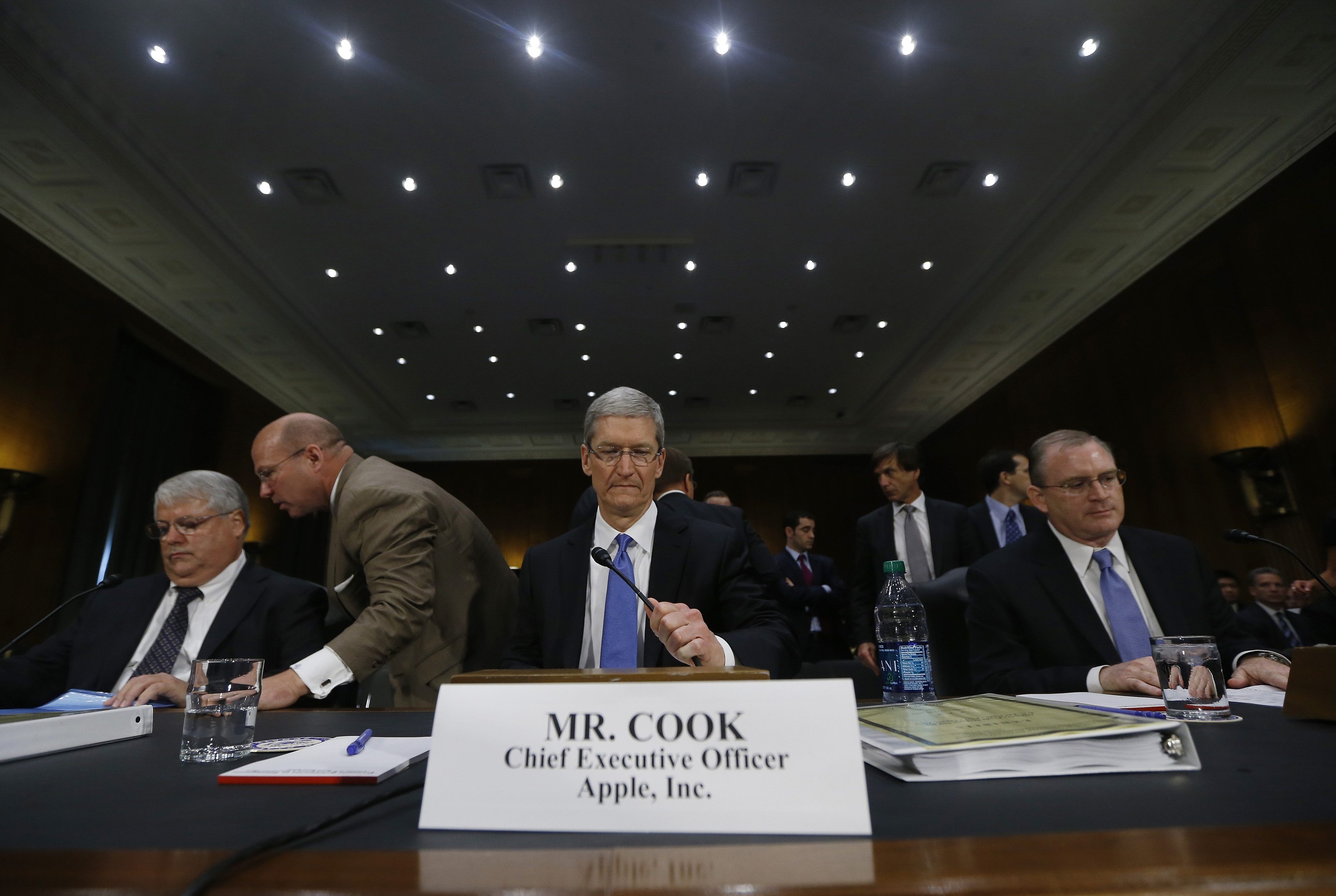 Tim Cook phan doi chau Au anh 1