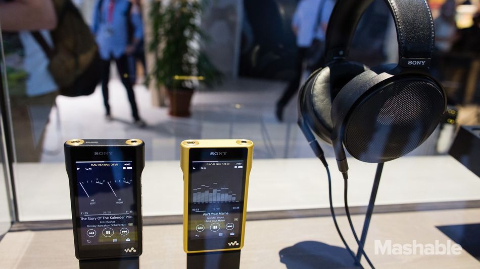 Sony ra mat Walkman ma vang gia 3.200 USD hinh anh