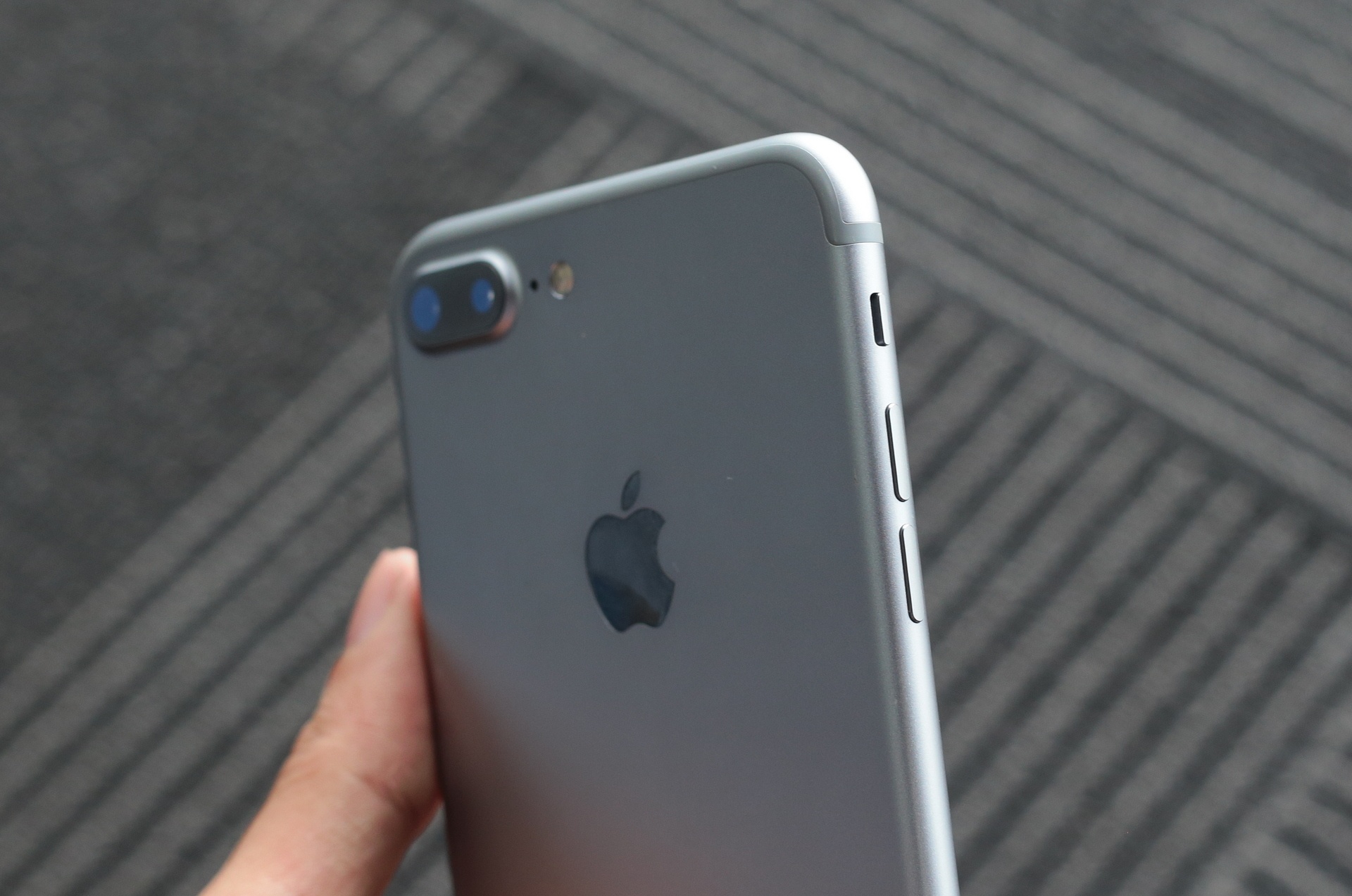 iPhone 7 Plus mau xam anh 4