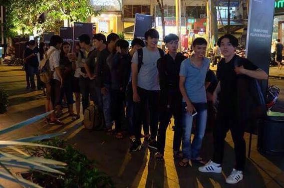 xếp hàng mua máy ảnh ảnh 1 xep hang mua may anh anh 1