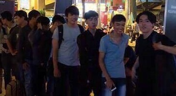 Xep hang qua dem mua may anh giam gia 50% hinh anh