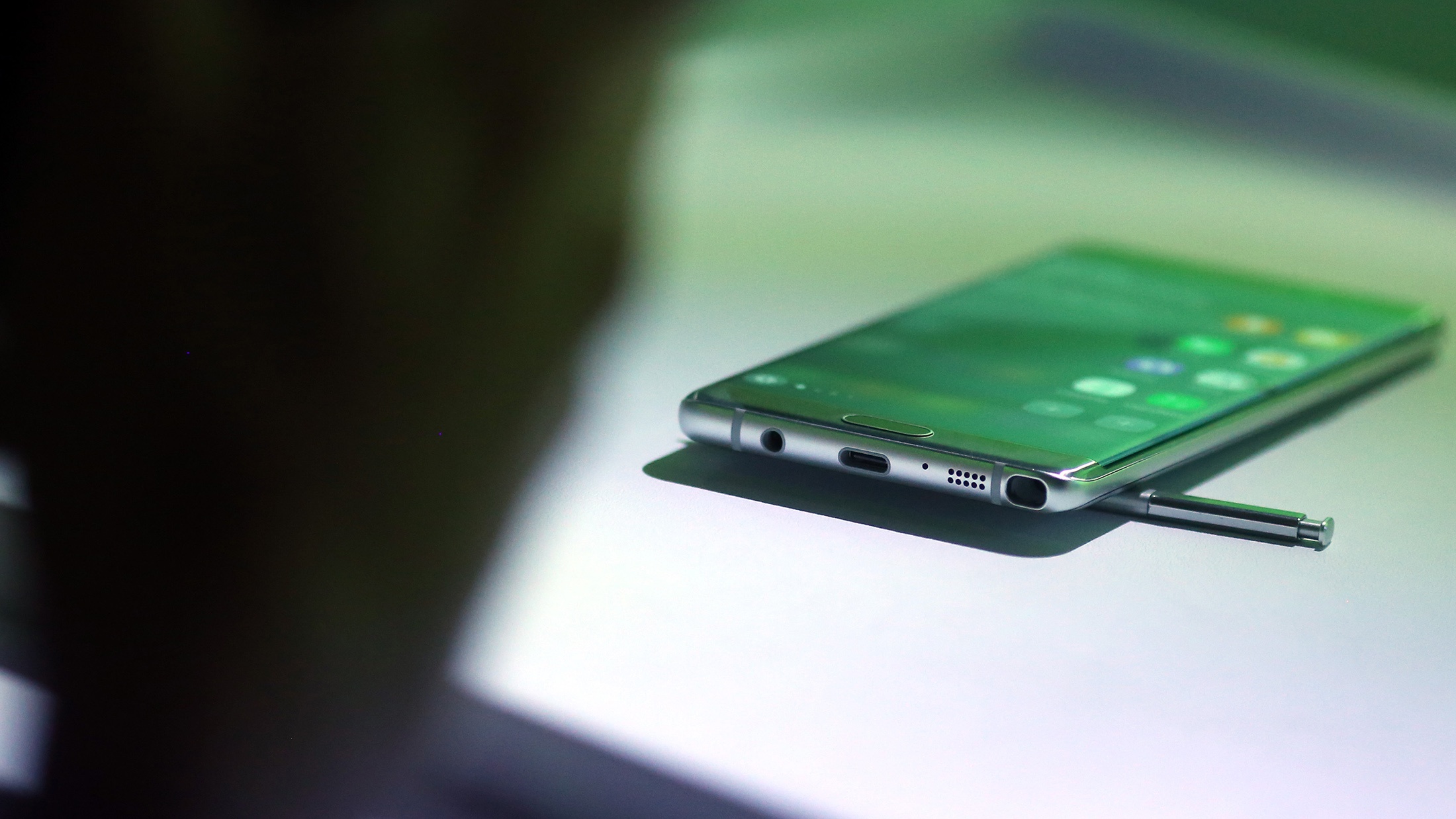 Note 7 da no luc chay truoc iPhone 7 nhu the nao? hinh anh