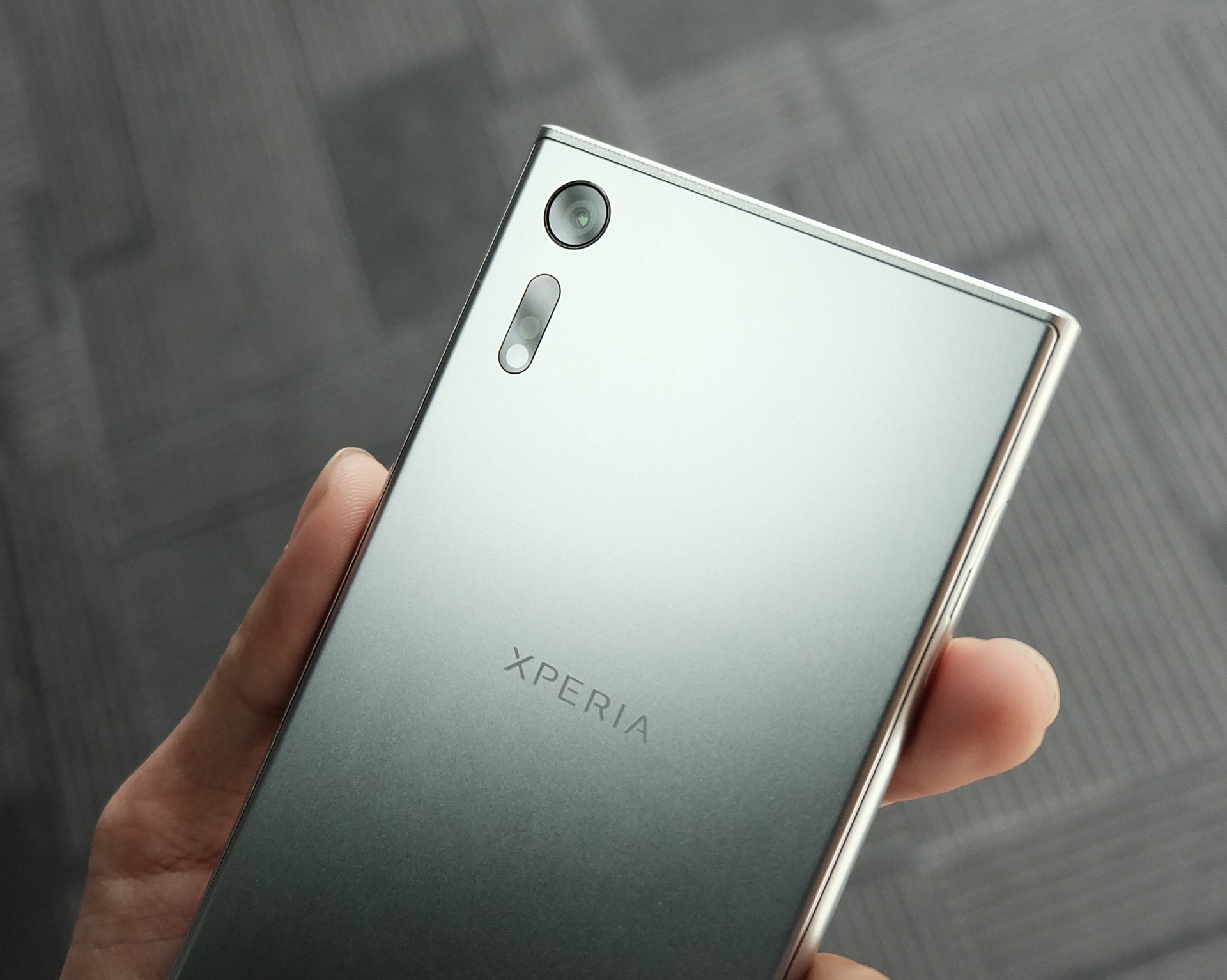 Mo hop Xperia XZ chinh hang gia 15 trieu dong hinh anh