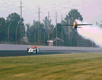 Cuoc dua giua sieu xe F1 va may bay lat ngua hinh anh