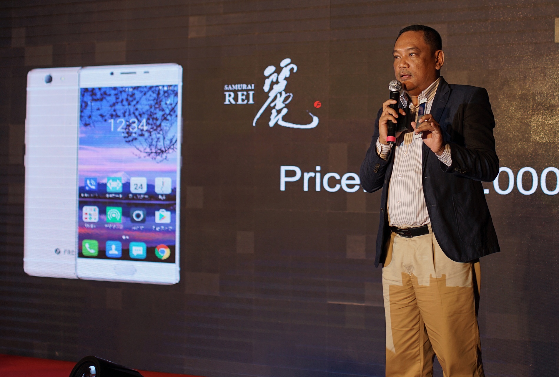 Dien thoai Nhat FreeTel den Viet Nam anh 1