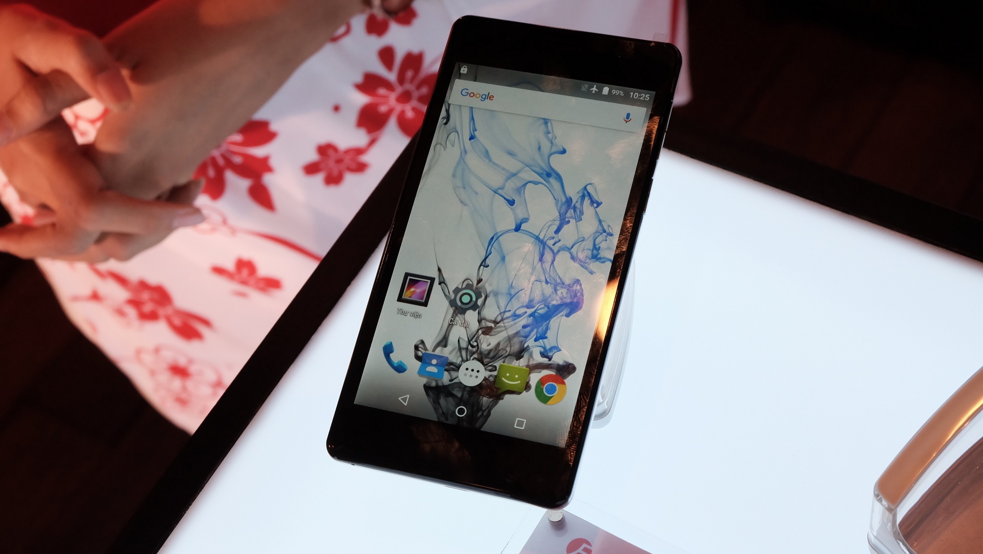 Dien thoai Nhat FreeTel den Viet Nam anh 5