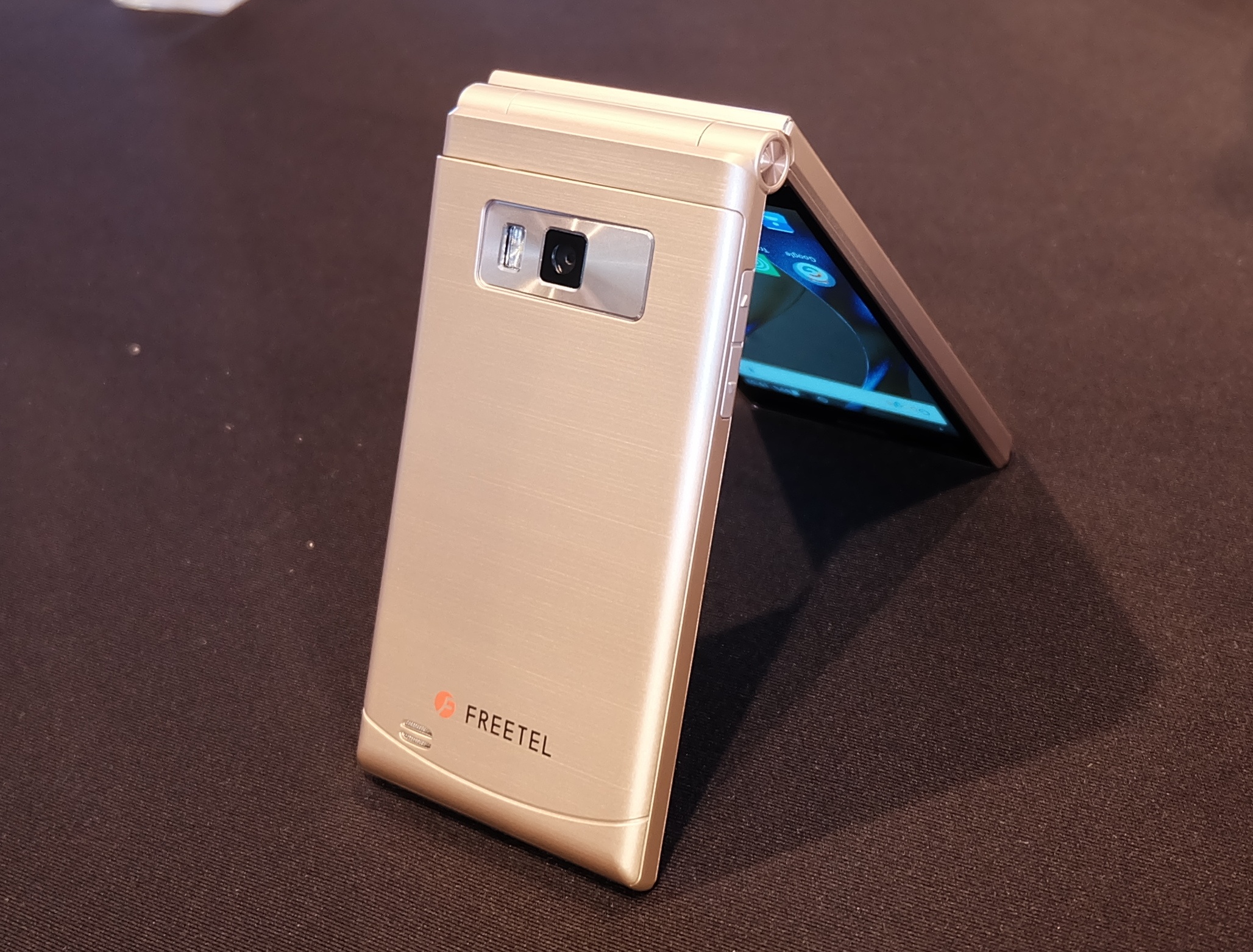 Dien thoai Nhat FreeTel den Viet Nam anh 7