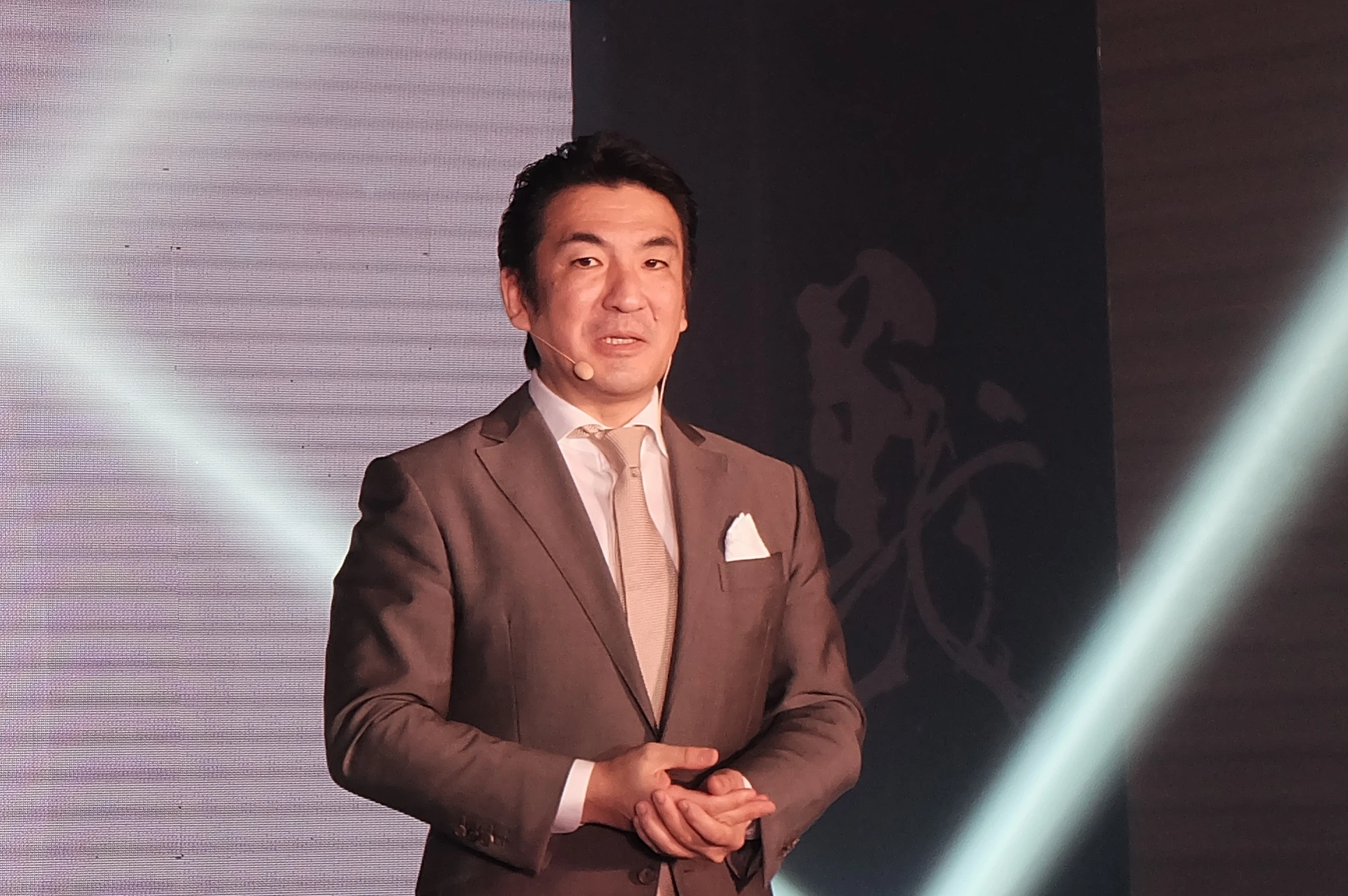 dien thoai nap gap anh 1