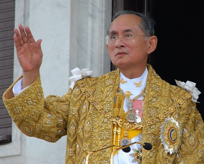 Nhung khoanh khac dau moc trong cuoc doi Vua Bhumibol hinh anh