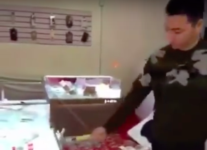 Thanh nien dap nat tiem iPhone hinh anh