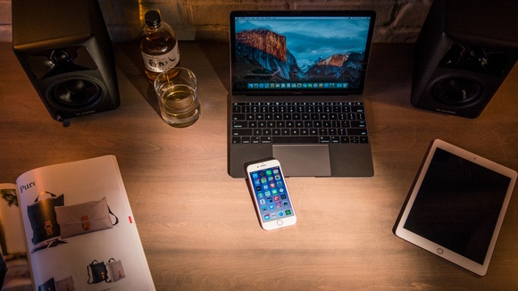 Muon dung MacBook Pro 2016 sac iPhone 7 phai bo ra 19 USD hinh anh