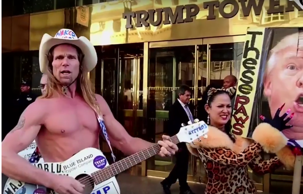 Hai phe tap trung duoi Trump Tower tranh gianh chu y hinh anh