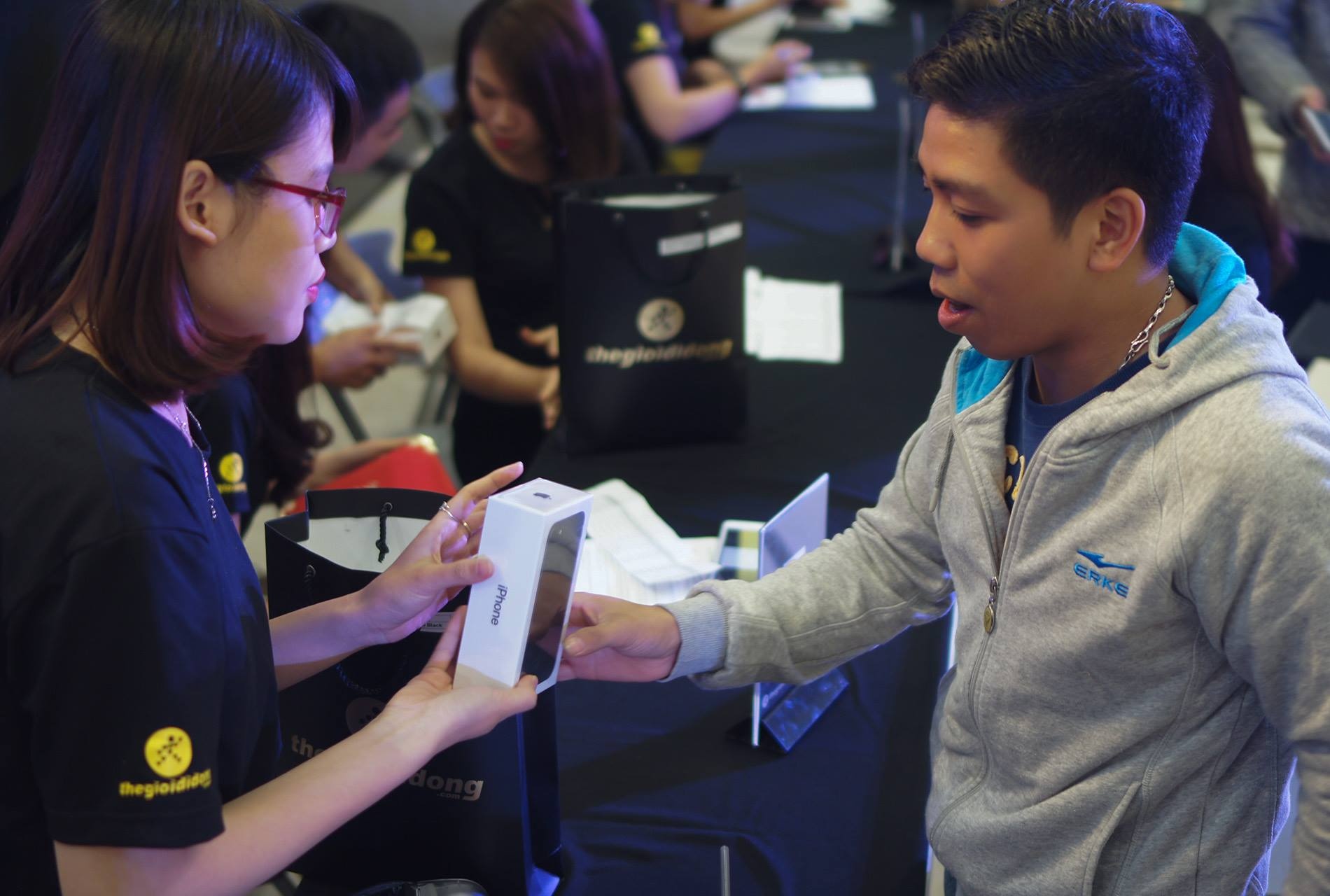 iPhone 7 chinh hang co luong dat hang vuot qua ky vong hinh anh