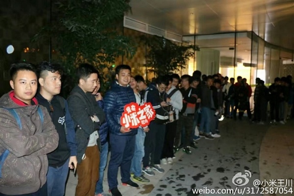 Xep hang dai doi mua smartphone Xiaomi anh 1