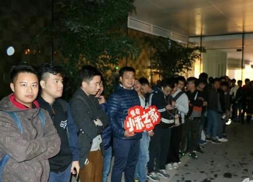 Xep hang dai qua dem de mua Mi Mix va Mi Note 2 hinh anh