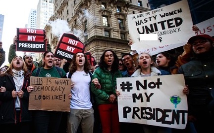 Bieu tinh chong Trump ngay cang lon hinh anh