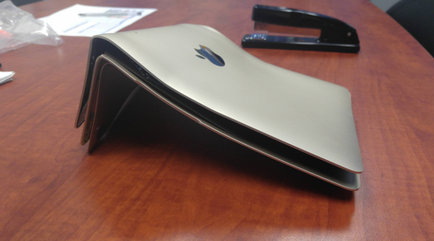 Tham hoa khi dung may tinh khong can than hinh anh