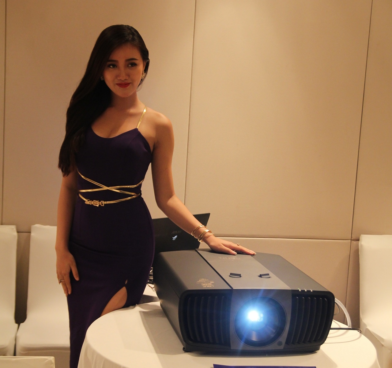 May chieu 4K tai nha gia 150 trieu dong tai Viet Nam hinh anh