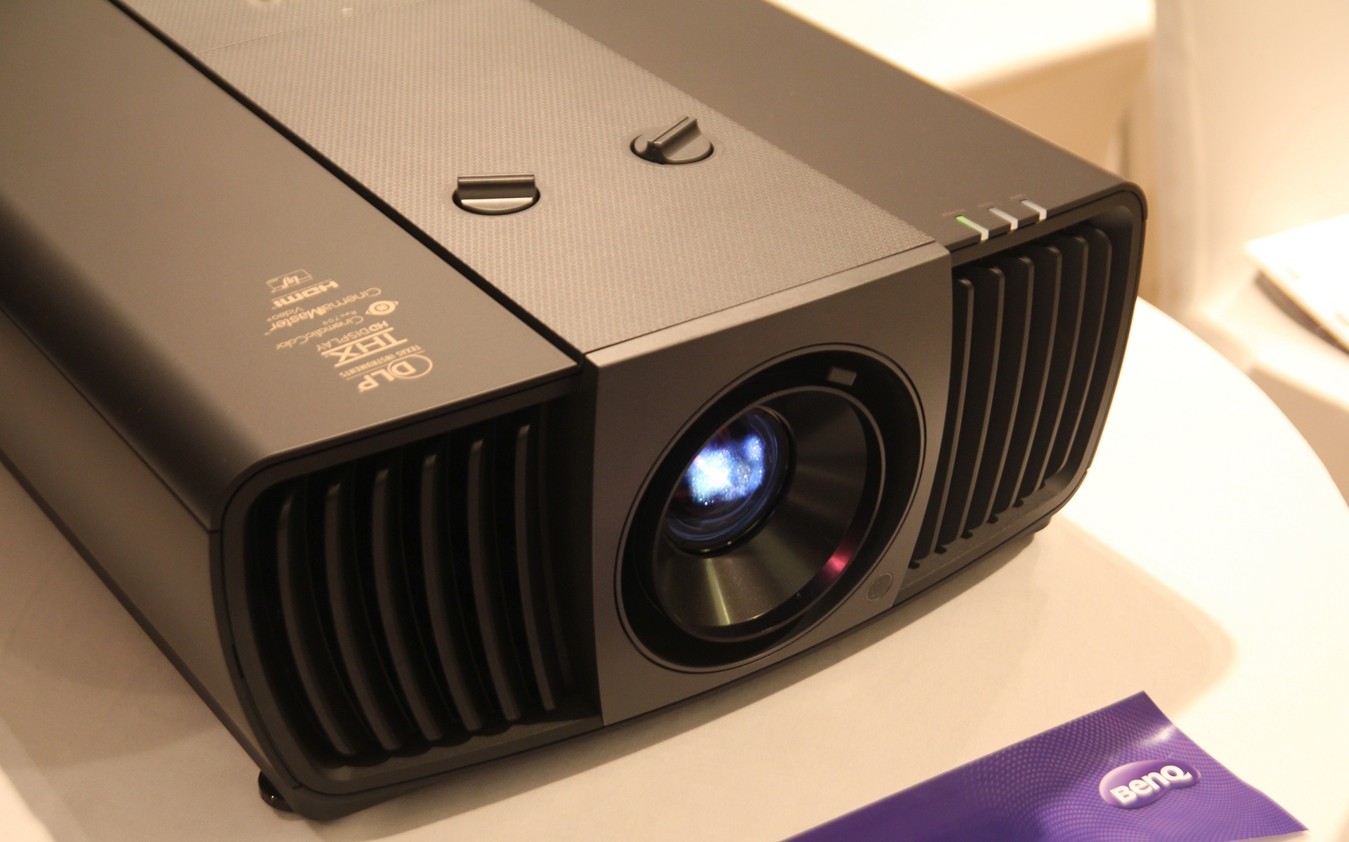 may chieu tai nha 4K 150 trieu anh 1