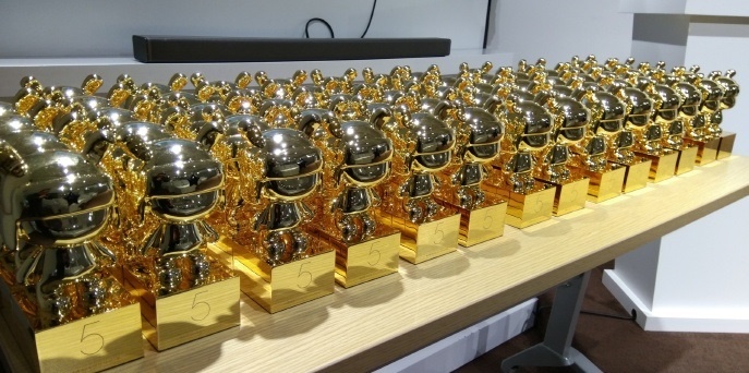 Xiaomi thuong nhan vien tuong tho bang vang dip cuoi nam hinh anh