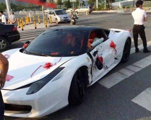 Xe cuoi Ferrari 458 Spider bi hong nang vi va cham hinh anh