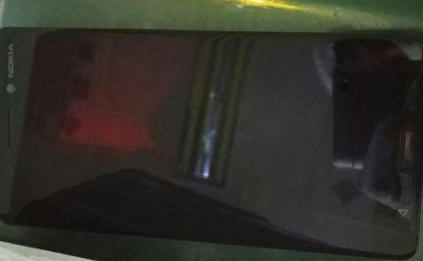 Mat truoc smartphone tam trung bi an tu Nokia hinh anh