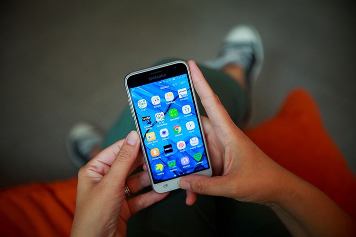 Nhung smartphone co thoi luong pin tot nhat hien nay hinh anh