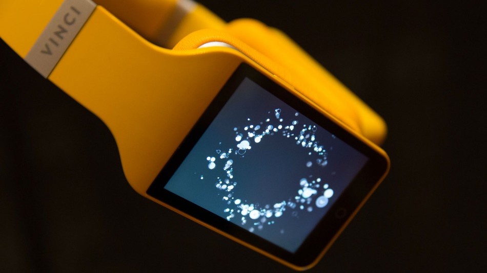 tai nghe co man hinh cam ung anh 2