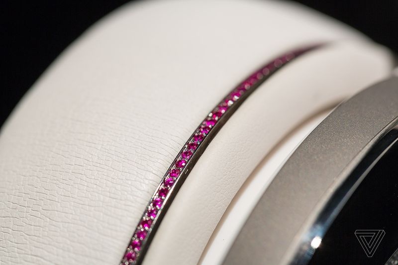 tai nghe đính kim cương ảnh 2 tai nghe dinh kim cuong anh 2