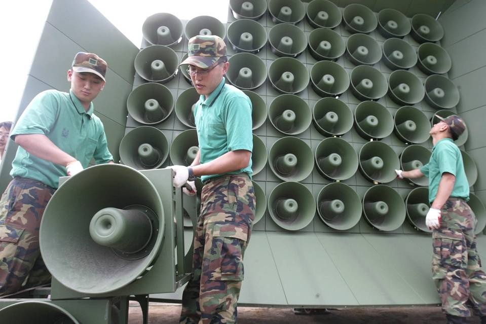 Khong co loa phuong, cac nuoc giao tiep voi dan bang gi? hinh anh