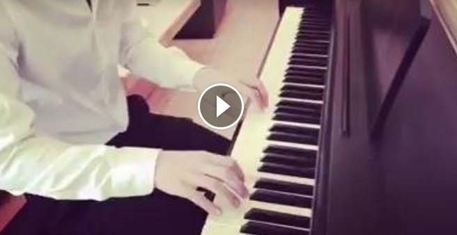 Son Tung M-TP danh piano Noi nay co anh hinh anh