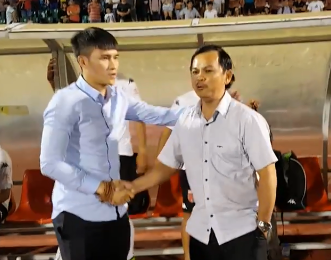 Clip Cong Vinh bat tay Chu tich CLB Long An sau tran dau hinh anh