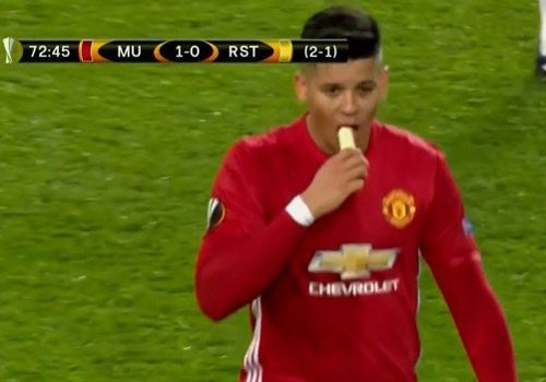 Y nghia cua qua chuoi Mourinho danh cho Rojo hinh anh