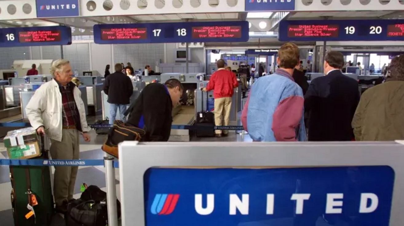 Giai ma loai ve may bay khien hanh khach goc Viet bi keo le hinh anh