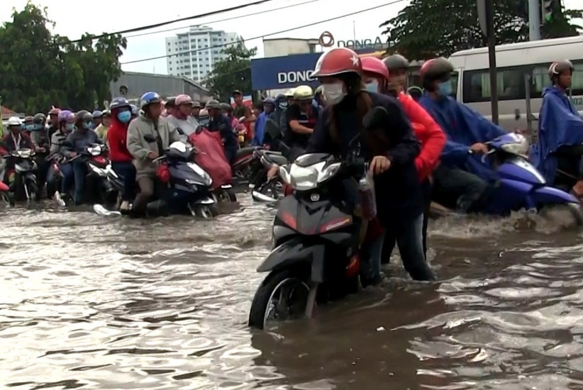 #Highlight ngay 29/4: Mua to truoc ky le, trom Range Rover bo chay hinh anh