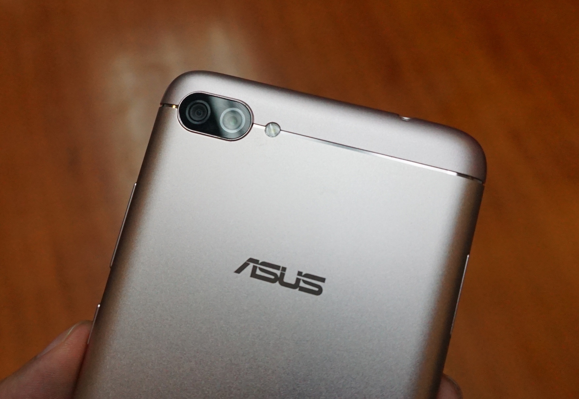 Can canh Zenfone 4 Max Pro voi camera kep sap ban tai Viet Nam hinh anh