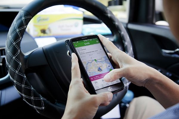 Cuoc chien online: Uber, Grab tran ve tinh le hinh anh