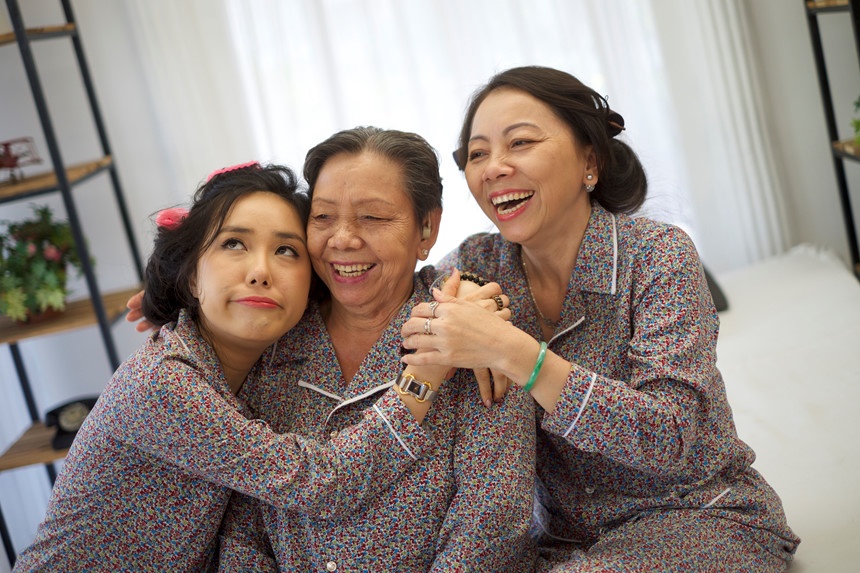 Me va nguoi yeu: Ai duoc tang qua nhieu hon? hinh anh