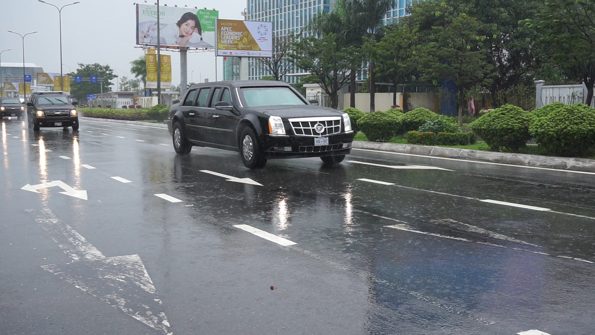 Dan xe cua Tong thong Trump lan banh o Da Nang hinh anh