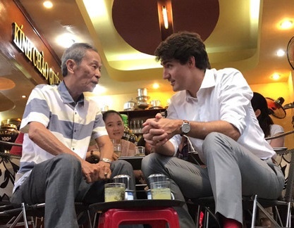 Ong Trudeau ngoi ca phe via he Sai Gon hinh anh