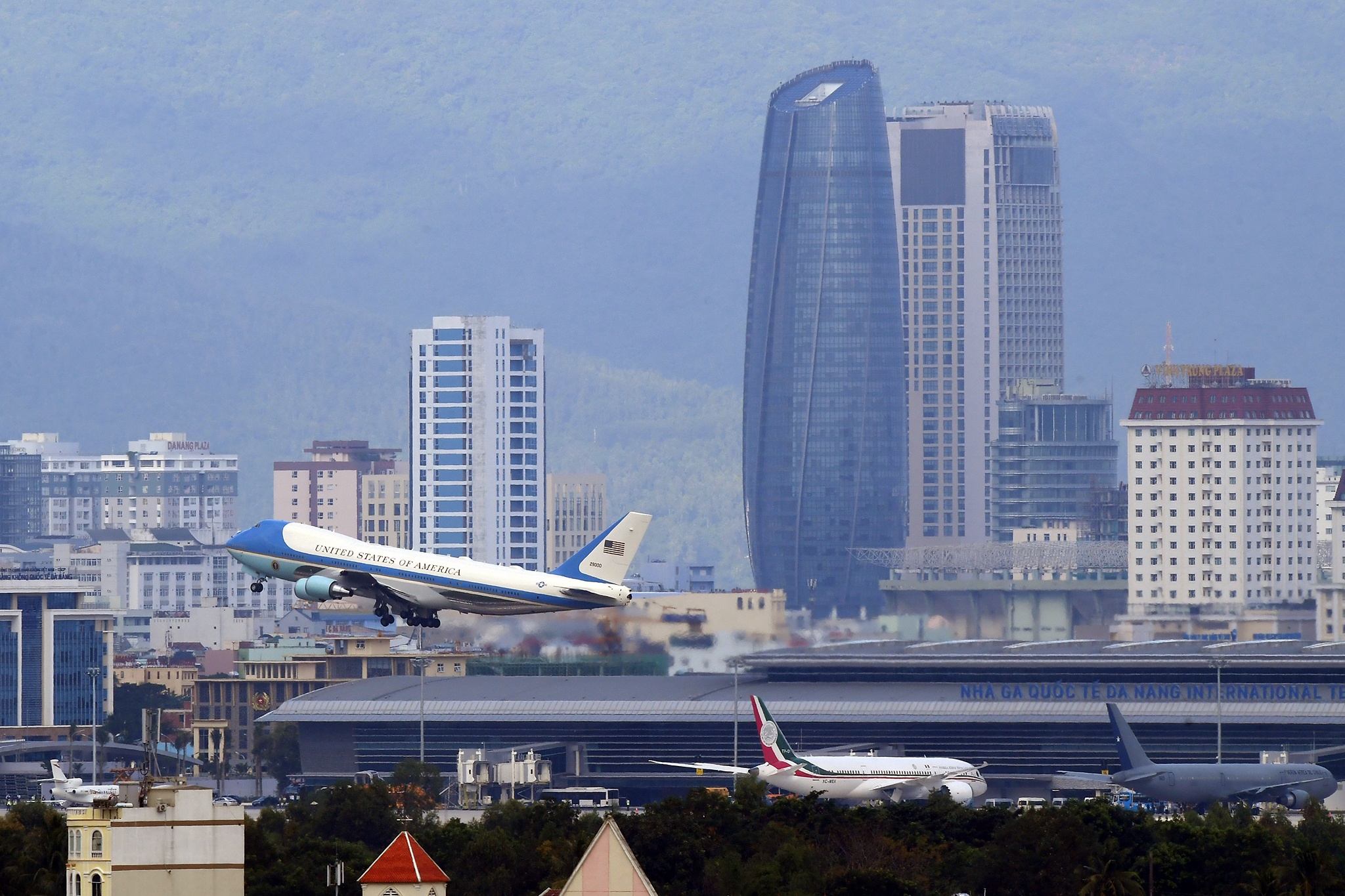 Tong thong My roi Da Nang tren chuyen co Air Force One hinh anh
