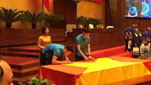 Ban huan luyen va cau thu U23 Viet Nam ky len la co To Quoc khong lo hinh anh