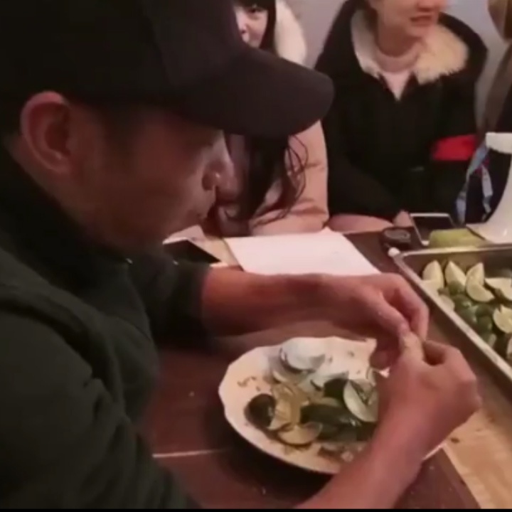 Clip nguoi Trung Quoc an 117 mieng chanh de gianh 5.000 nhan dan te hinh anh