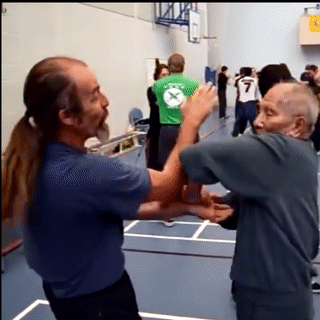 Clip con trai Diep Van gan 80 tuoi van danh Vinh Xuan Quyen nhu chop hinh anh