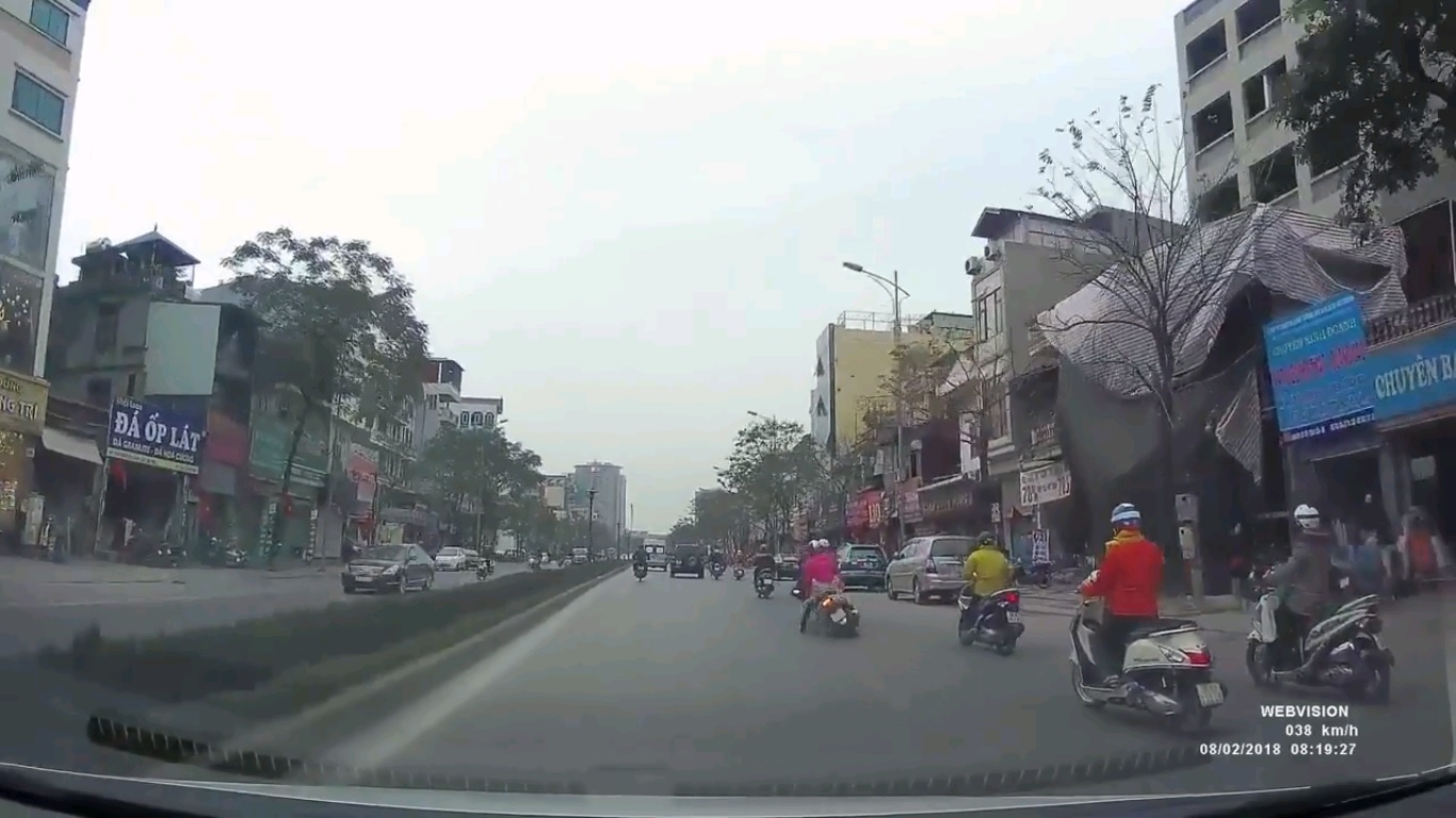 Hai nguoi phu nu tay ga phanh gap, nga lan luot tren duong Ha Noi hinh anh